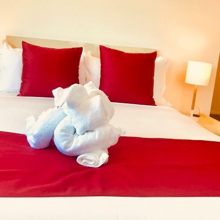 Bealey Plaza Motel Крайстчърч Екстериор снимка A bed with a red bed runner