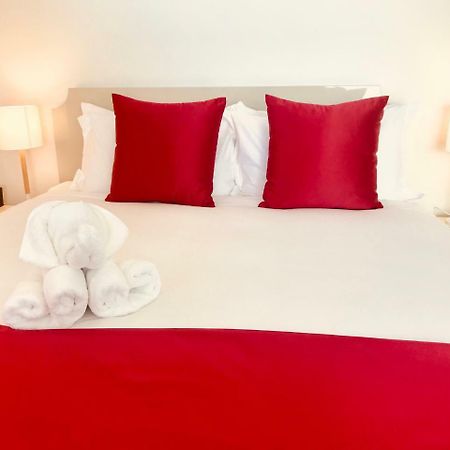Bealey Plaza Motel Крайстчърч Екстериор снимка A bed with a red bed runner