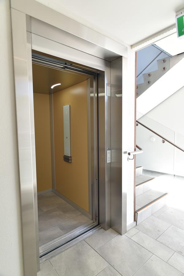 Bealey Plaza Motel Крайстчърч Екстериор снимка A door closing on a passenger elevator