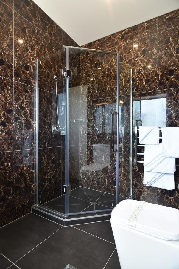 Bealey Plaza Motel Крайстчърч Екстериор снимка A shower cubicle
