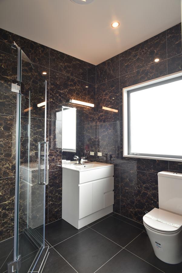 Bealey Plaza Motel Крайстчърч Екстериор снимка Bathroom