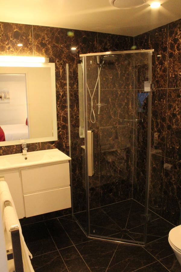 Bealey Plaza Motel Крайстчърч Екстериор снимка A shower enclosure