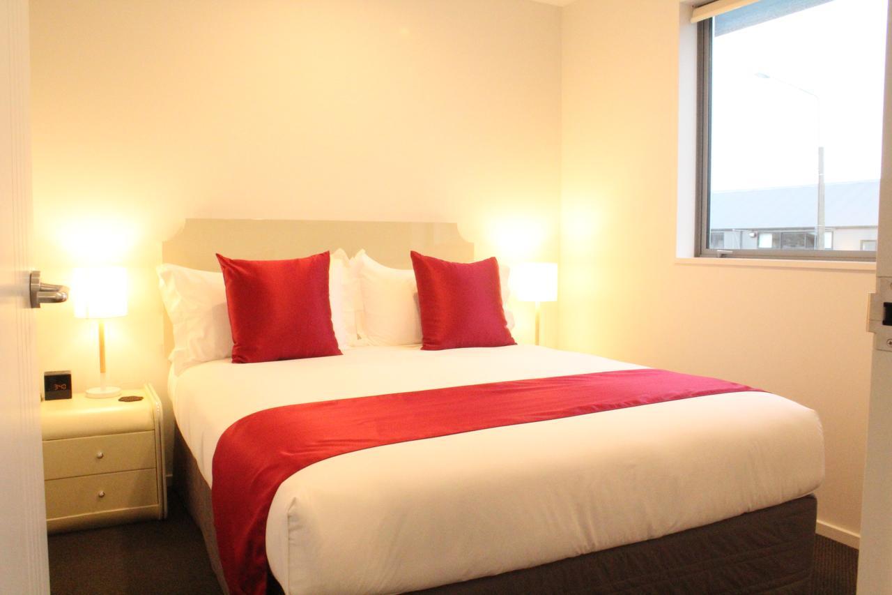 Bealey Plaza Motel Крайстчърч Екстериор снимка A bed with a bed runner