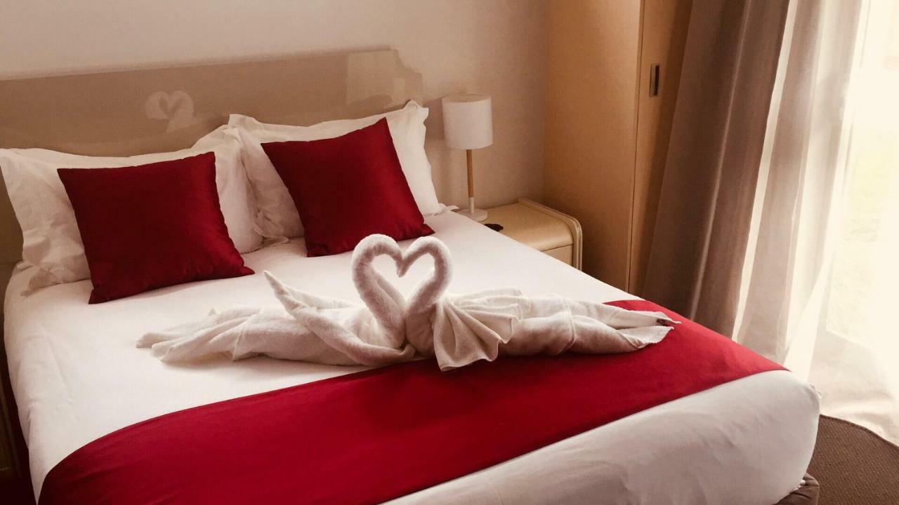 Bealey Plaza Motel Крайстчърч Екстериор снимка A bed with a heart-shaped towel