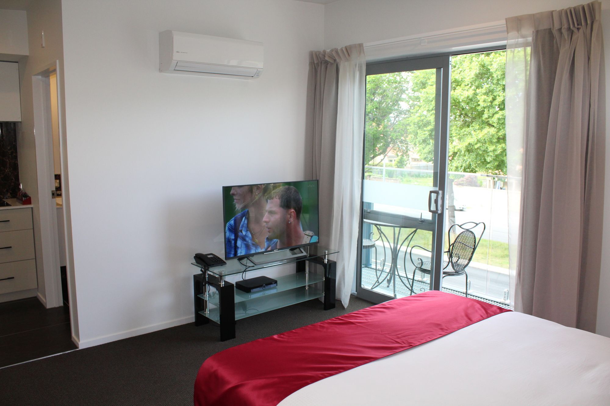 Bealey Plaza Motel Крайстчърч Екстериор снимка A television in a hotel room
