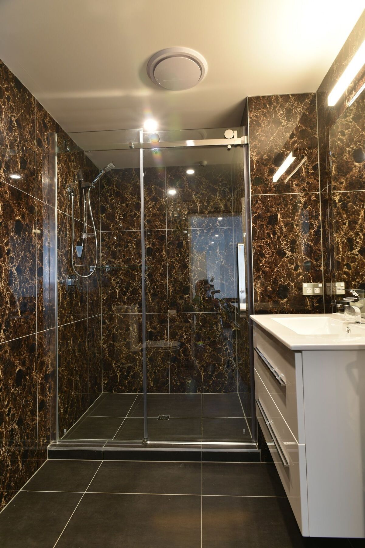 Bealey Plaza Motel Крайстчърч Екстериор снимка A shower enclosure
