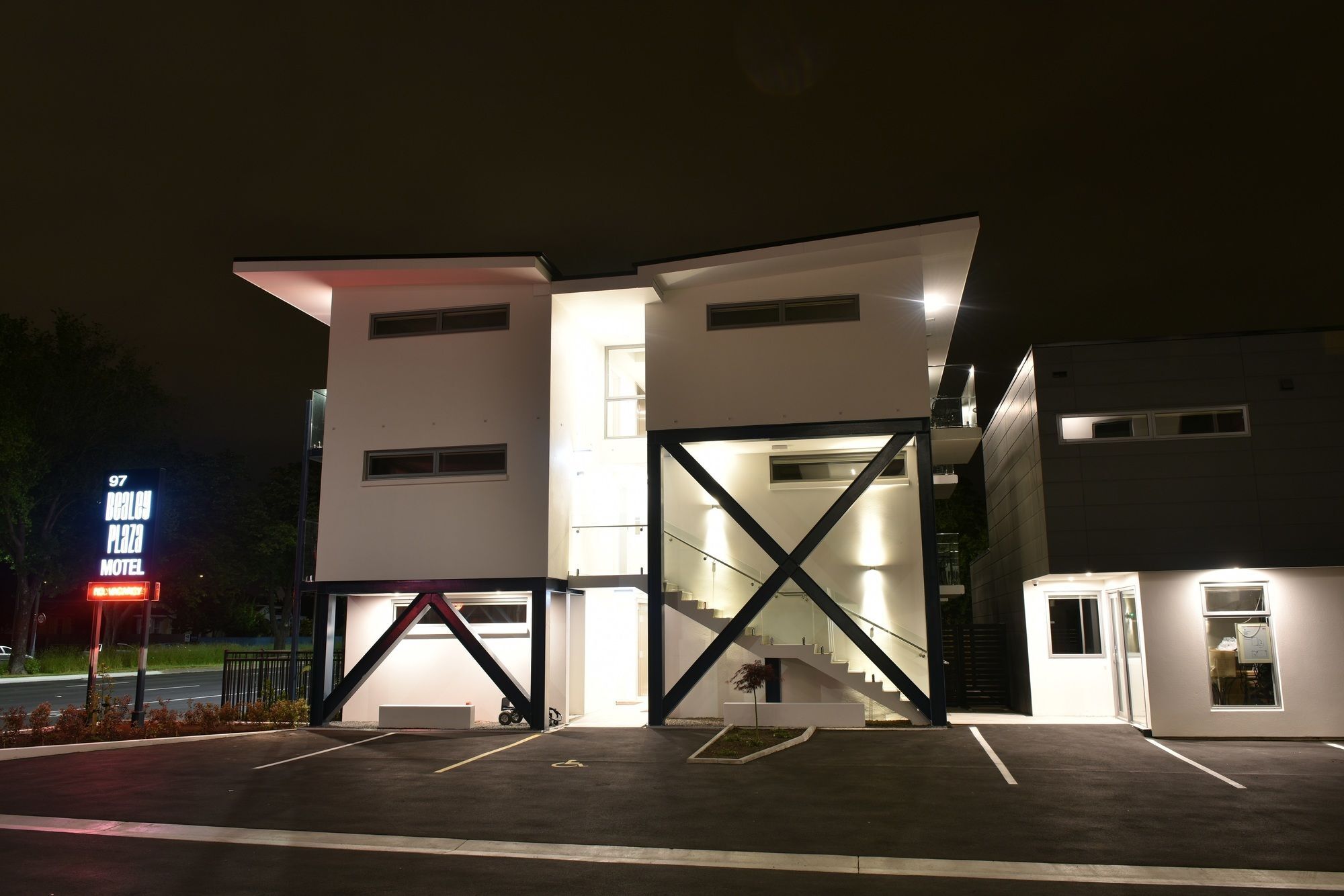 Bealey Plaza Motel Крайстчърч Екстериор снимка The hotel at night
