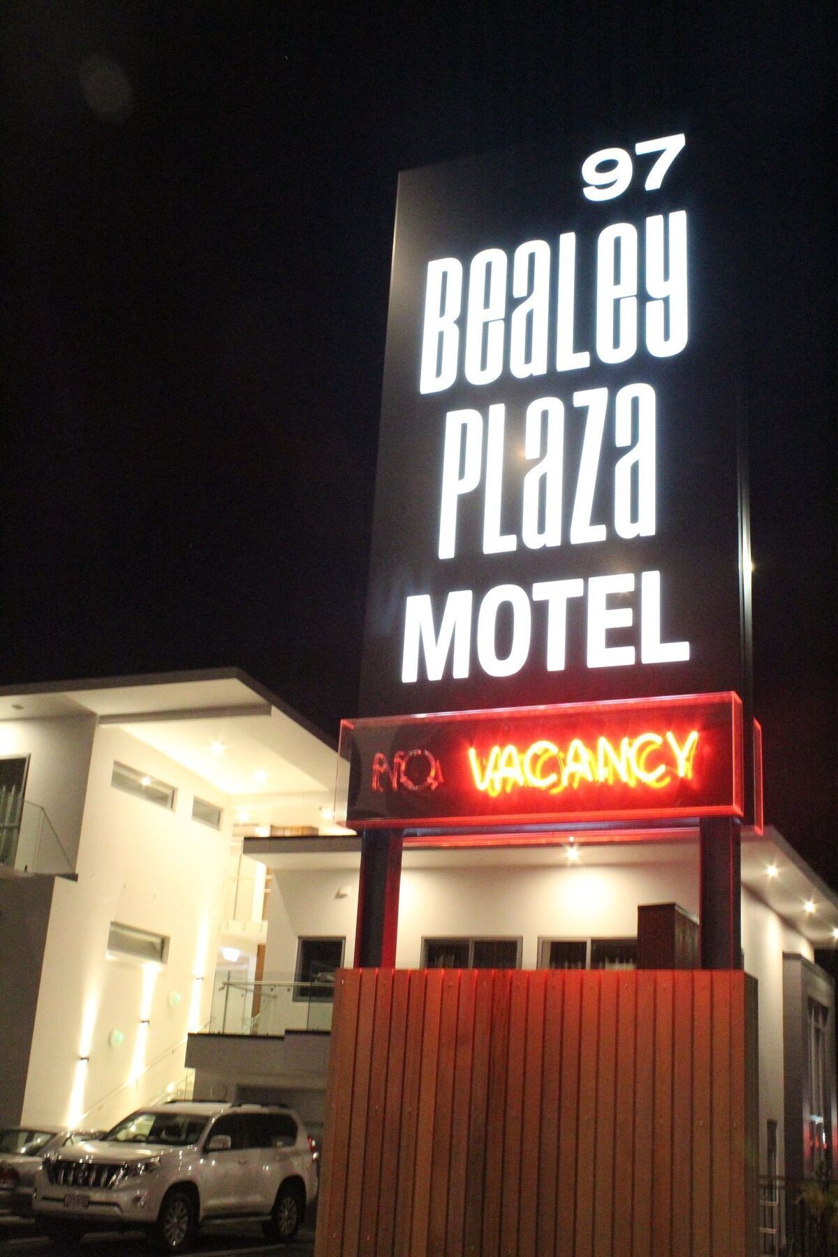Bealey Plaza Motel Крайстчърч Екстериор снимка The sign at the front of the motel