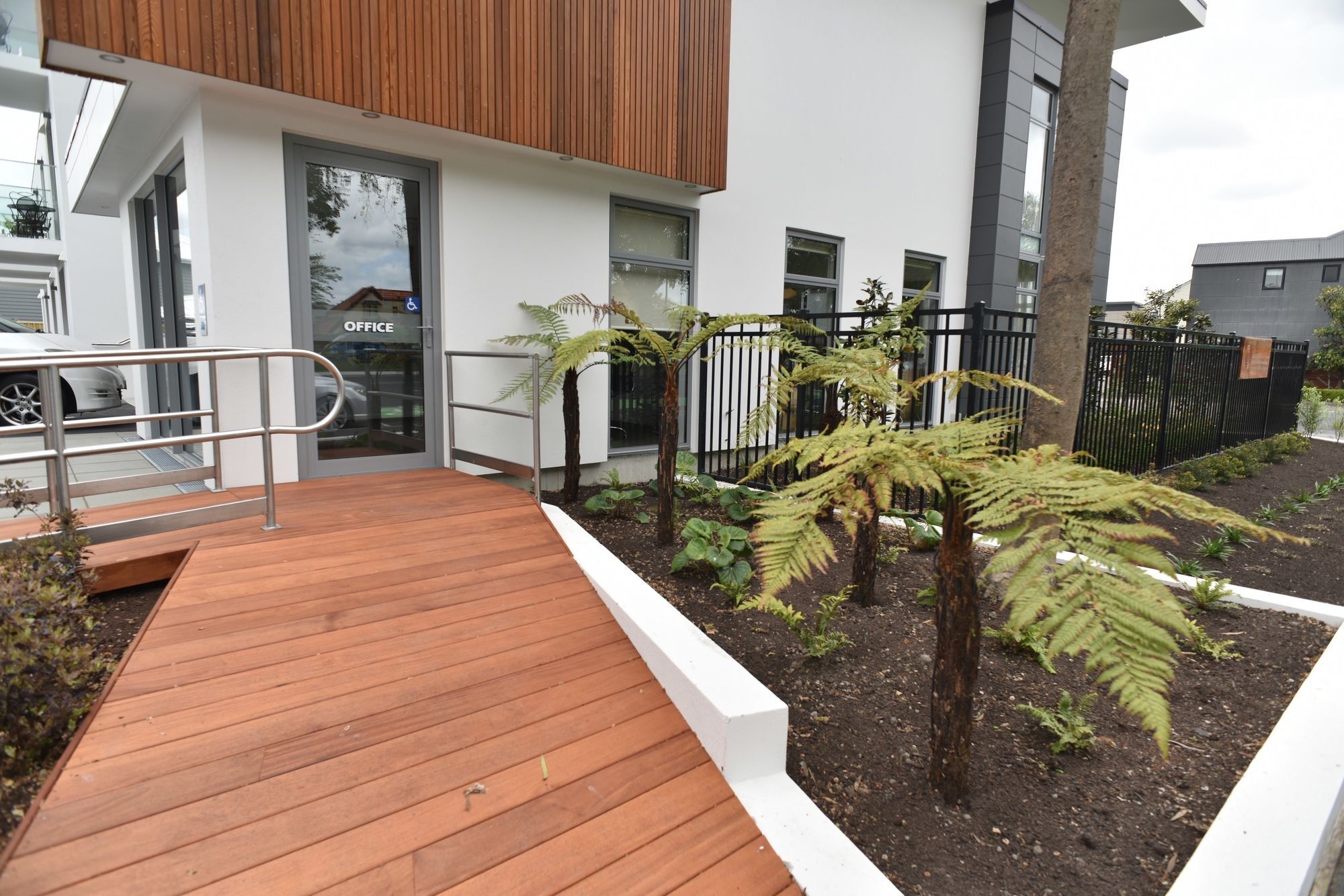 Bealey Plaza Motel Крайстчърч Екстериор снимка A house in Auckland, New Zealand, with a deck made of H3 treated radiata pine