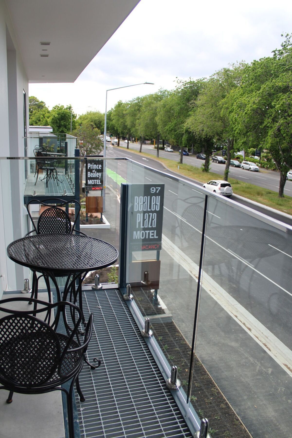 Bealey Plaza Motel Крайстчърч Екстериор снимка A balcony at a motel in New Zealand