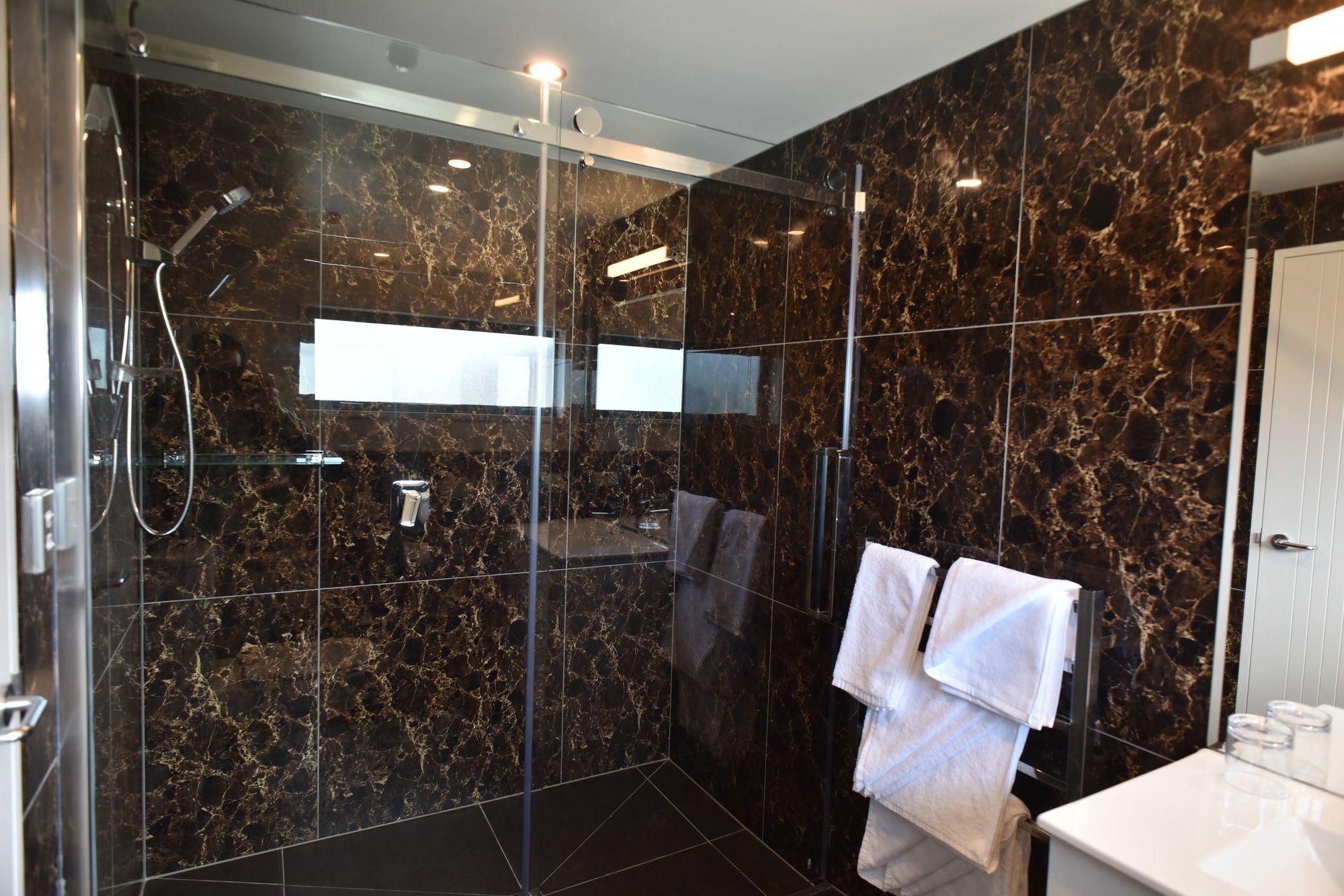 Bealey Plaza Motel Крайстчърч Екстериор снимка A shower with a sliding door